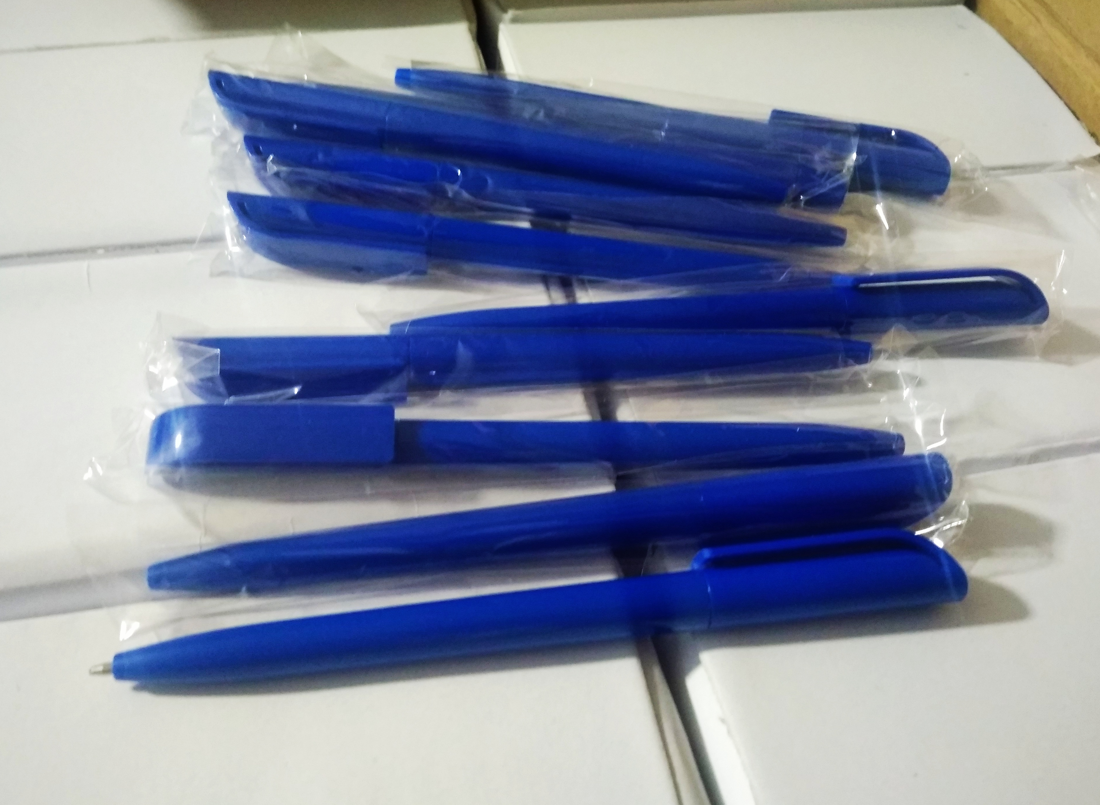 Три синие ручки. Ручка Carolina синяя.