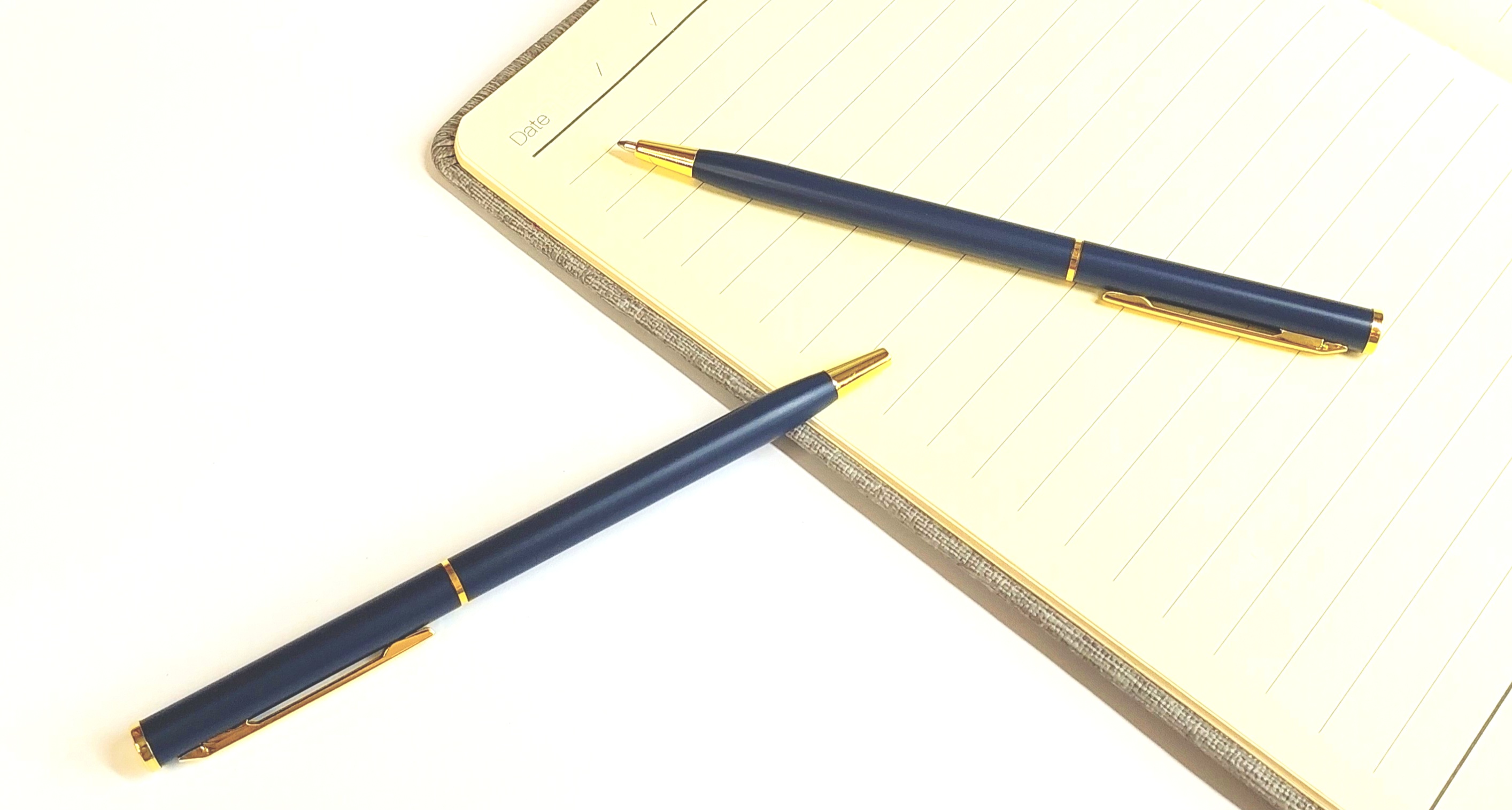 ручки с золотистыми деталями