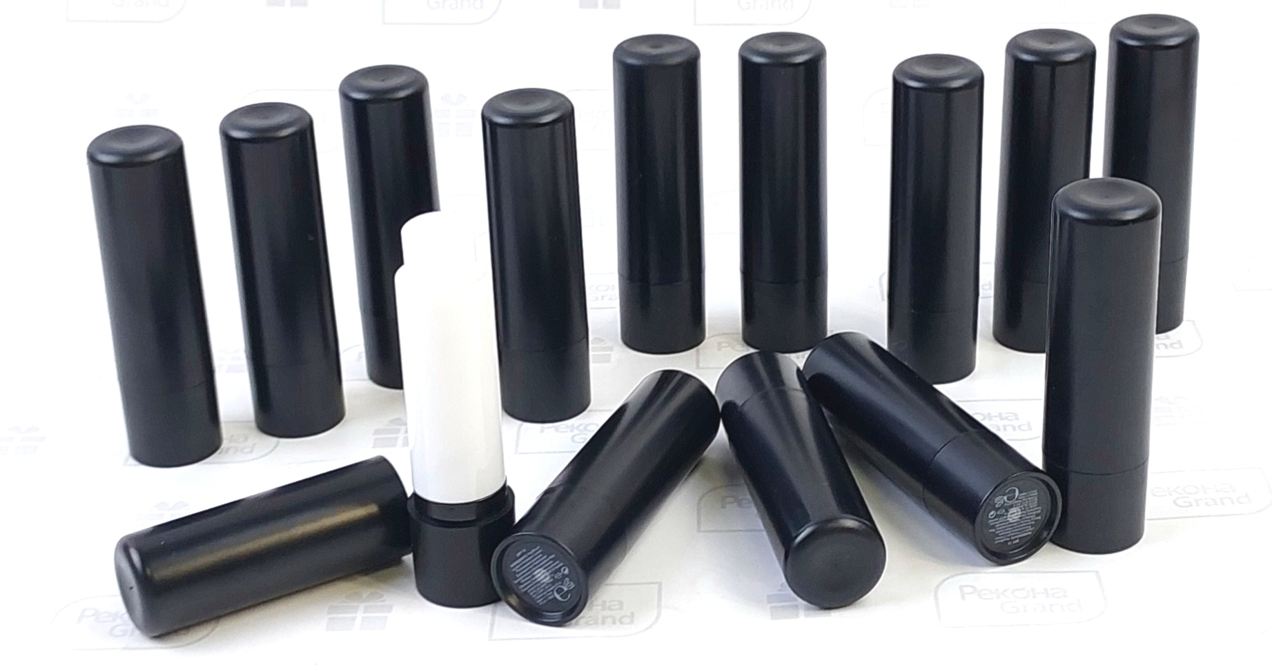 помады с логотипом